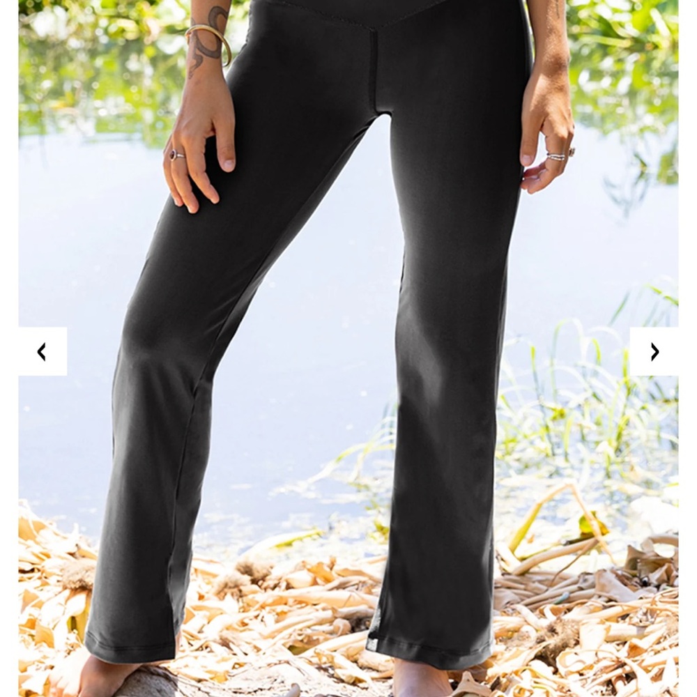 EVCR Gabrielle crossover split flare leggings